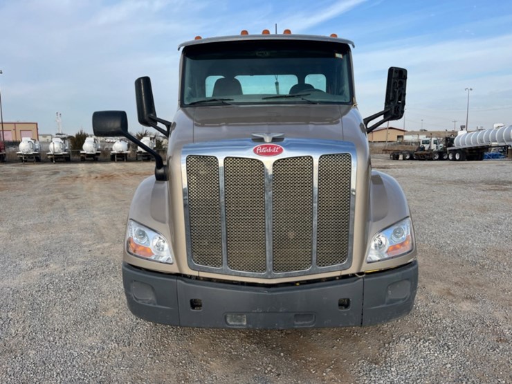 2017-peterbilt-579-image-2