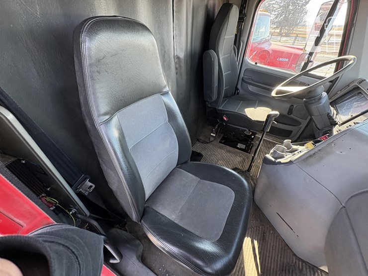 2004-freightliner-columbia-112-image-29