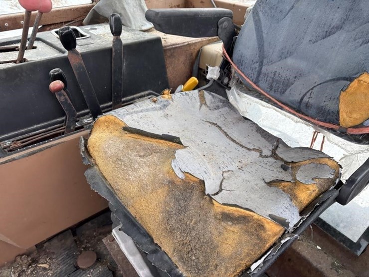 allis-chalmers-8030-tractor---off-site-image-10