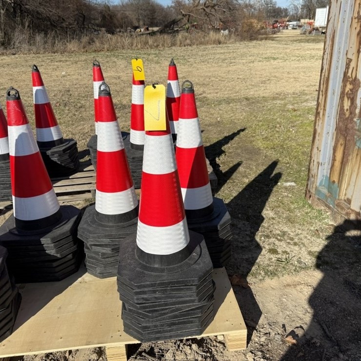 25 TRAFFIC CONES