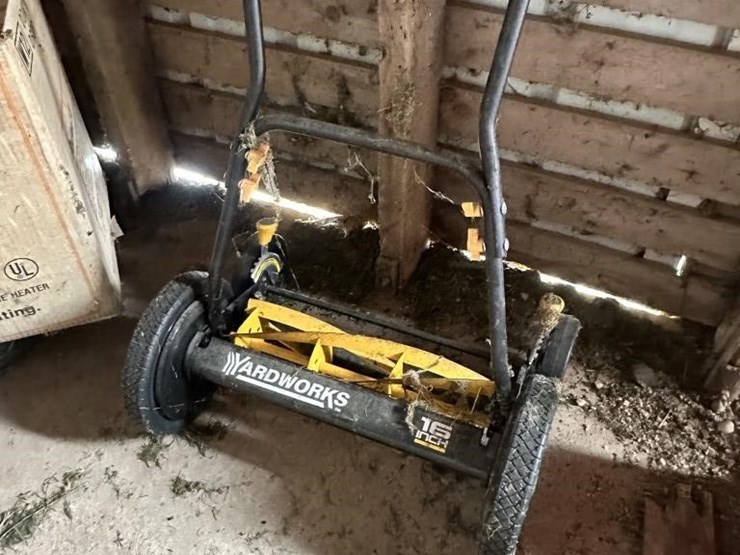 yardworks-16"-5-blade-reel-push-lawn-mower-image-2