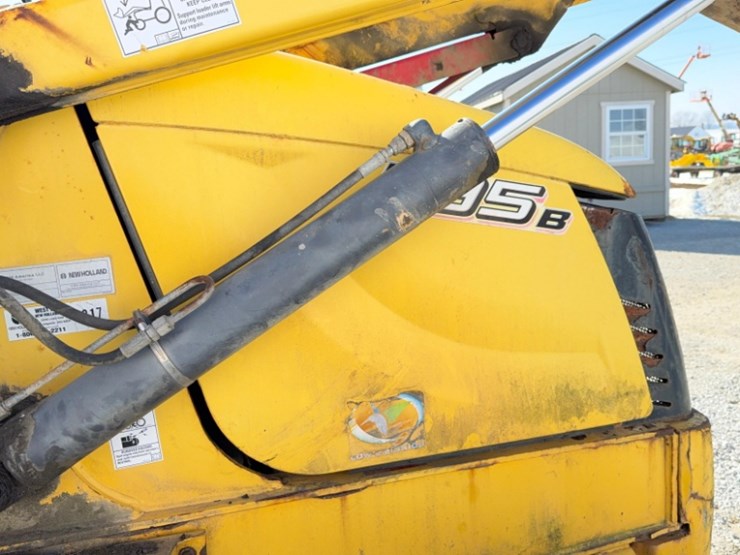 new-holland-b95b-image-17