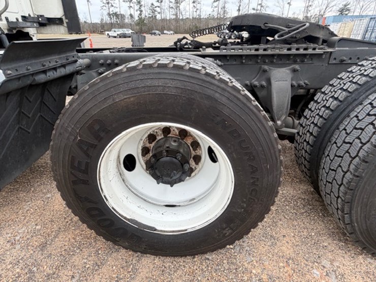 #226-•-2018-freightliner-cascadia-image-13