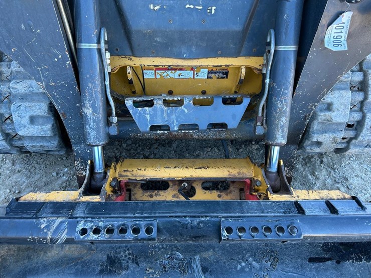 2015-deere-323e-image-10