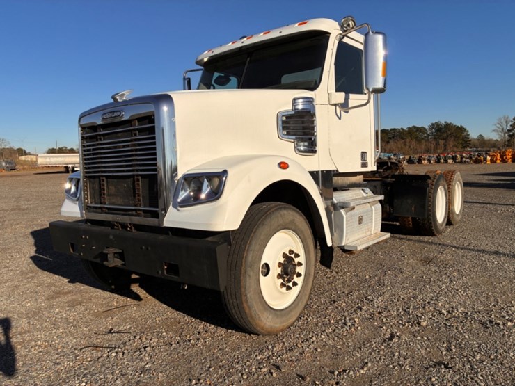 2016-freightliner-coronado-122-sd-image-1