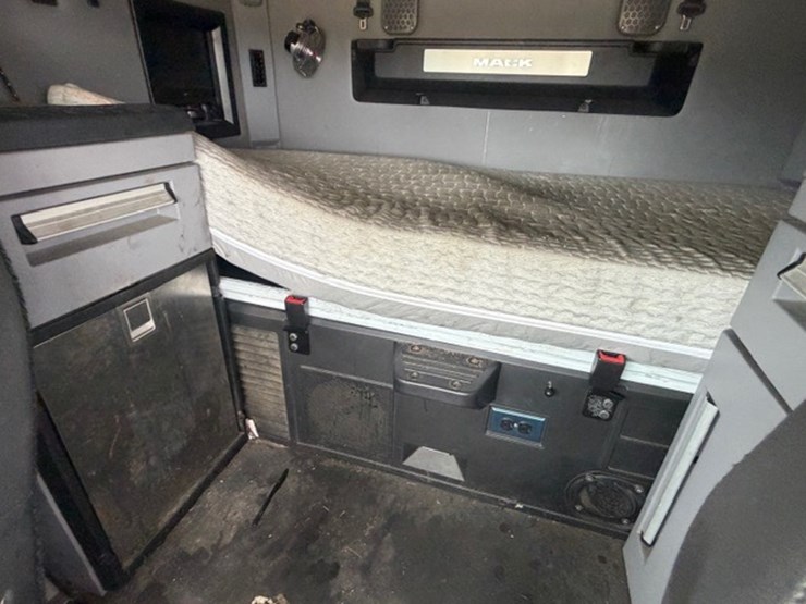 #227-•-2020-mack-anthem-image-69