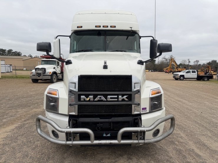 #227-•-2020-mack-anthem-image-6