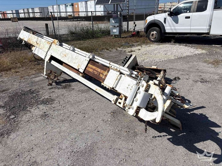 altec-digger-derrick-hydraulic-boom-image-4