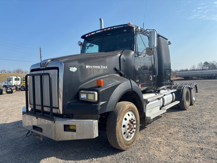 2011-western-star-4900sa-image-1