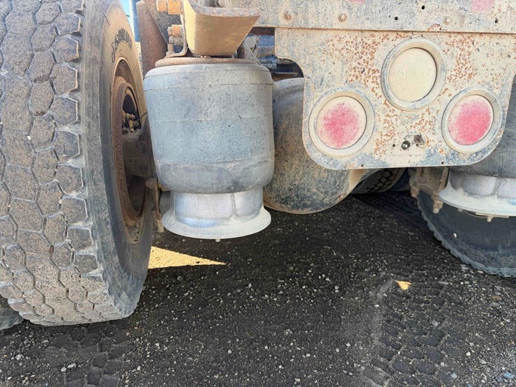 2003-freightliner-columbia-120-day-cab-image-14