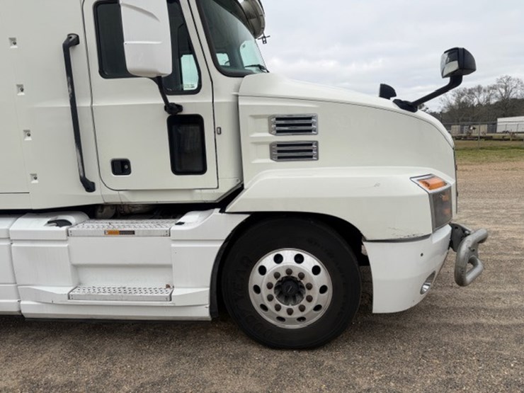 #227-•-2020-mack-anthem-image-29