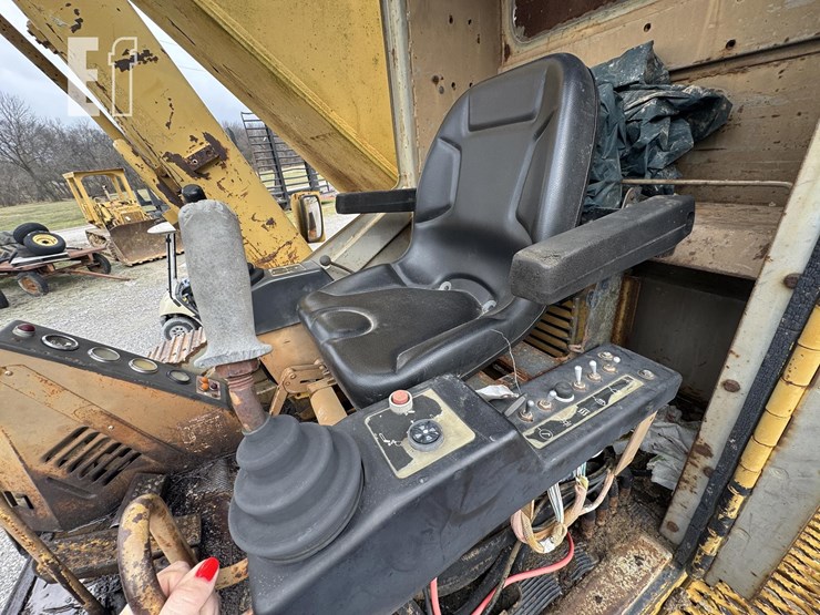 caterpillar-235b-image-20