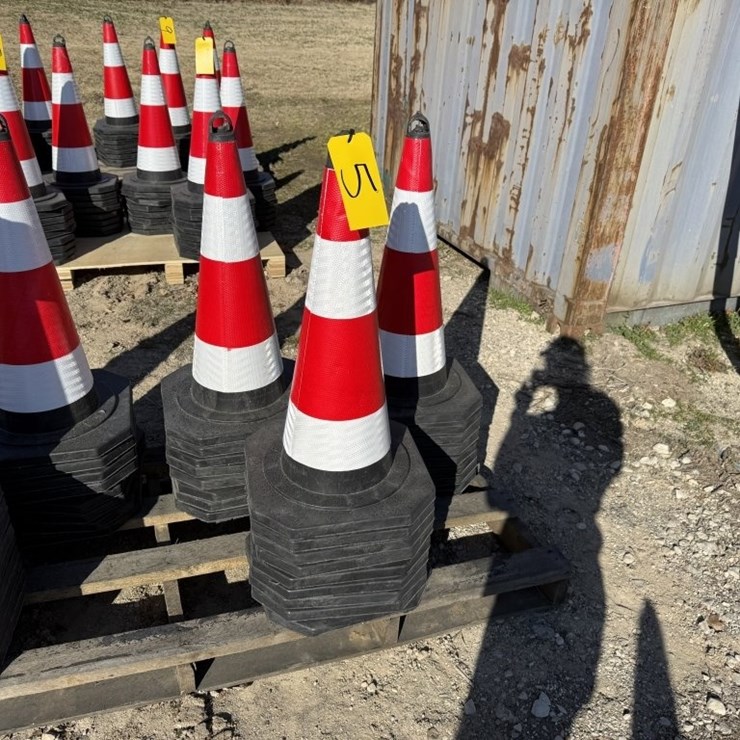 25 TRAFFIC CONES