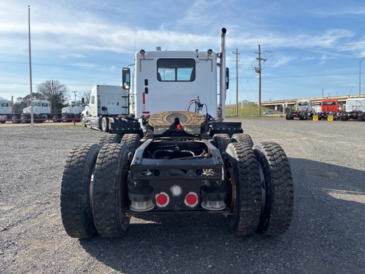 2014-freightliner-coronado-122-sd-image-10
