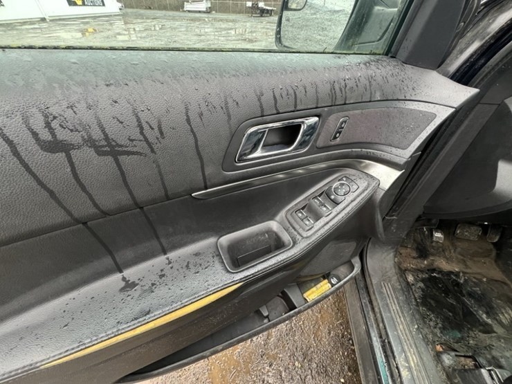 2015-ford-explorer-image-22