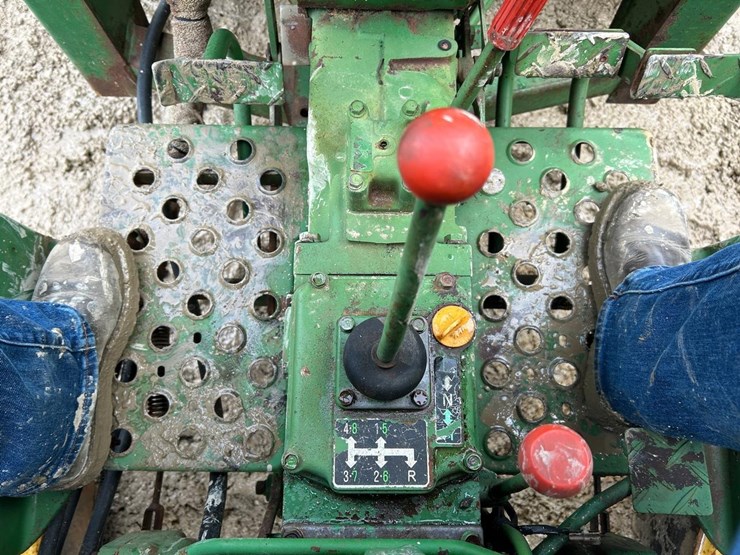 john-deere-1050-image-24