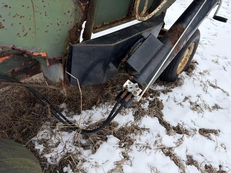 gravity-box-w/fertilizer-auger---off-site-image-5