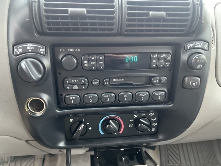 1997-ford-explorer-xlt-image-32