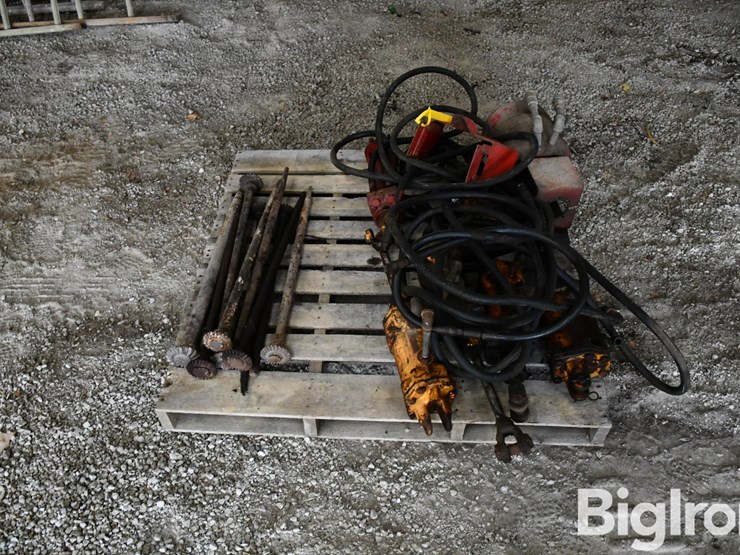 pallet-of-farm-supports-image-2