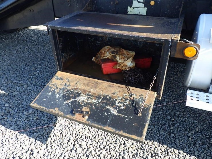 1999-freightliner-fl112-image-16