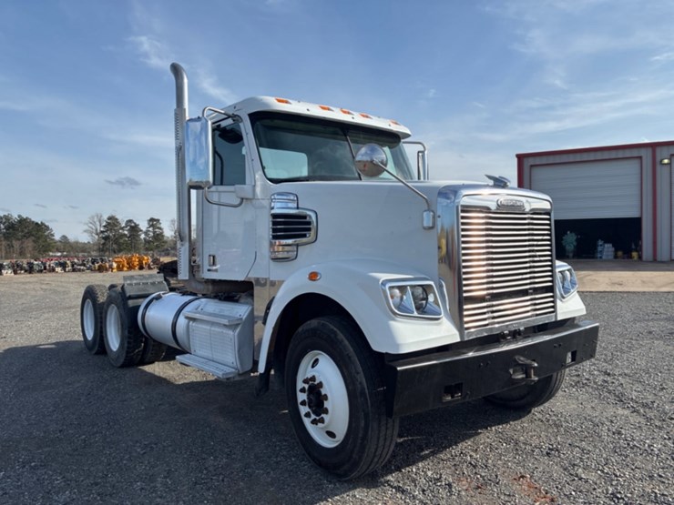 2014-freightliner-coronado-122-sd-image-8