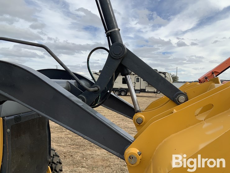 2022-deere-310l-ep-image-12