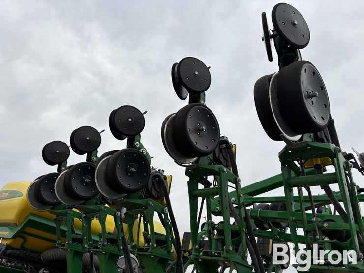 2015-john-deere-1795-image-17