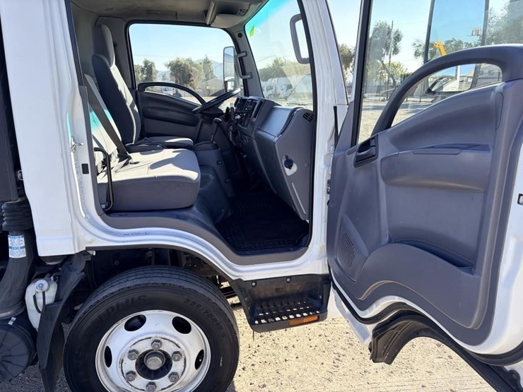 2017-isuzu-nrr-image-13