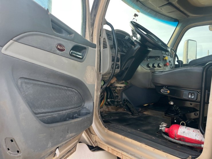 2017-peterbilt-579-image-15