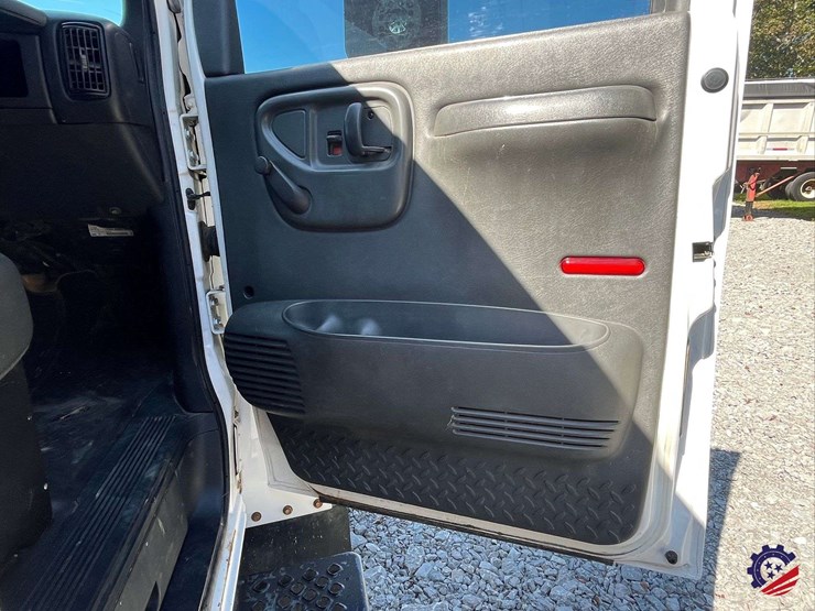 2007-gmc-c5500-flatbed-truck-image-57