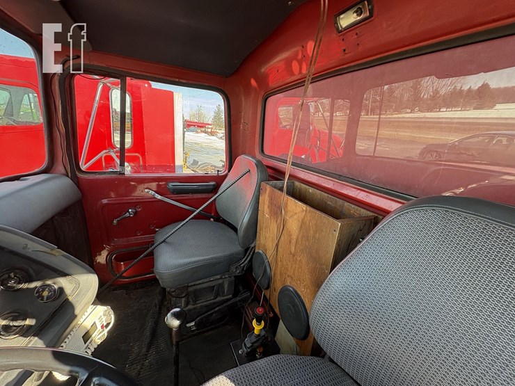 1984-ford-l8000-image-16