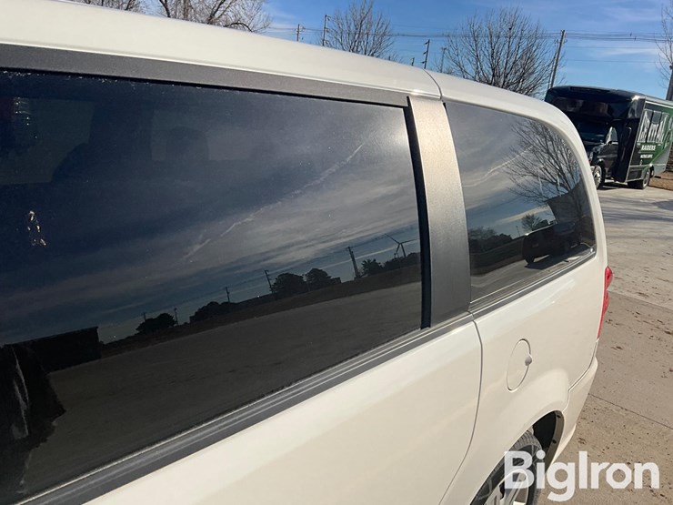 2011-dodge-caravan-image-12