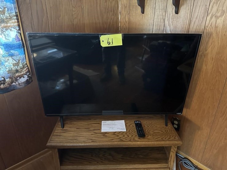 vizio-43"-hd-tv-&-tv-stand-image-4