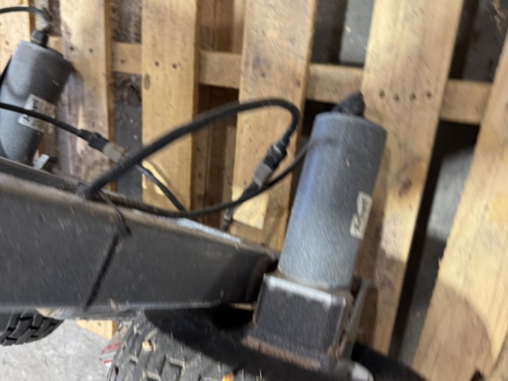 swinger-gen-ii-remote-controlled-swing-hopper-mover-auger-hopper-assist-image-20