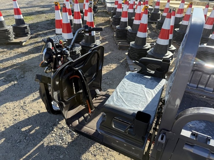 iranch-iret13-3-wheel-dump-cart-2025-image-6