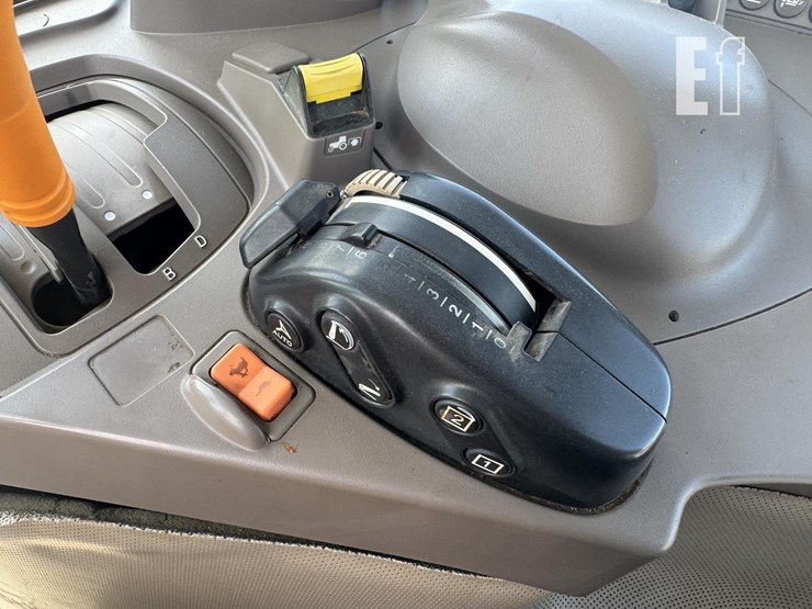 2012-john-deere-7215r-image-19