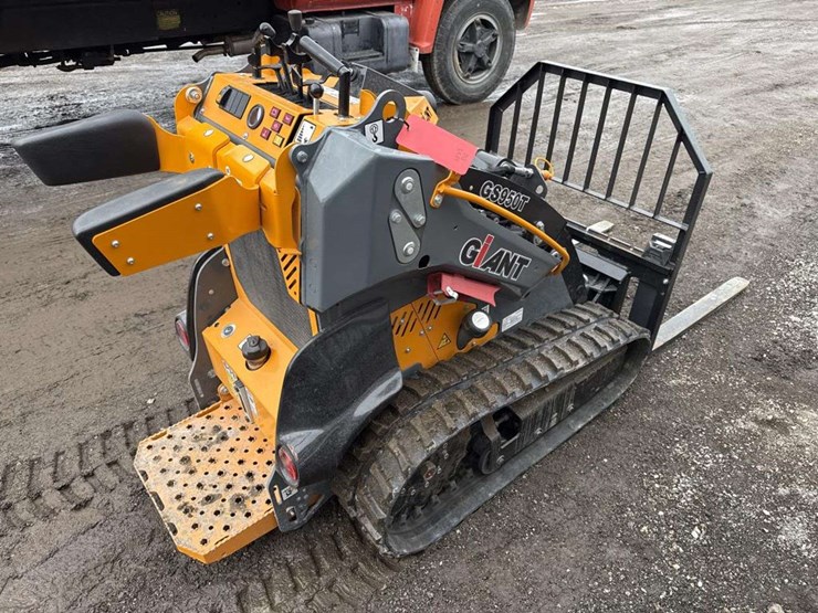 giant-gs950t-mini-skid-steer-image-4