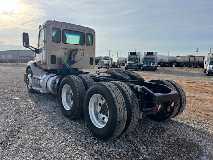 2017-peterbilt-579-image-7