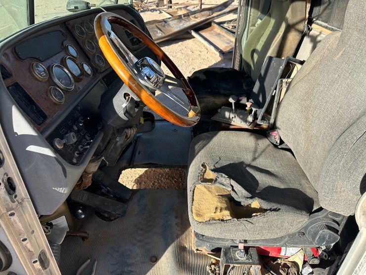 2005-peterbilt-379-image-3