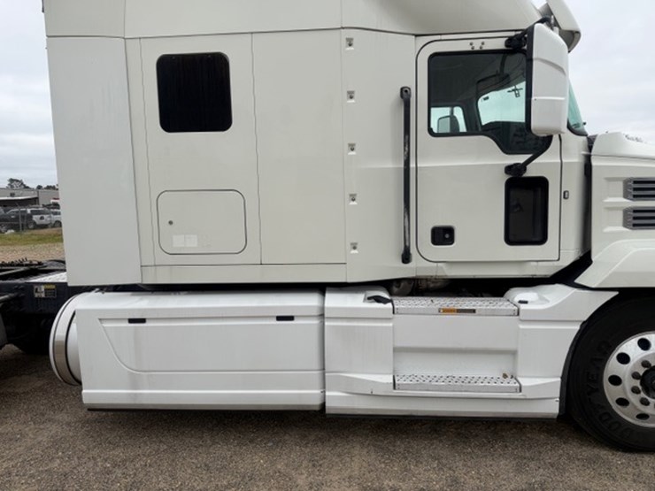 #227-•-2020-mack-anthem-image-31