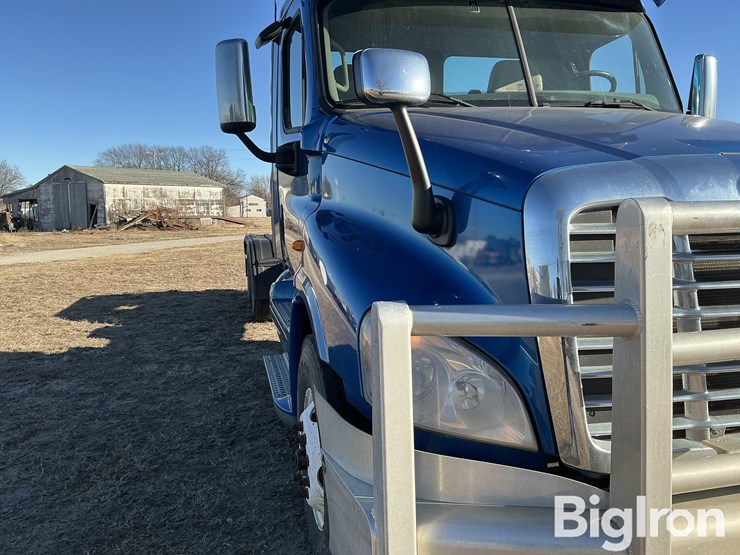 2011-freightliner-cascadia-125-image-17