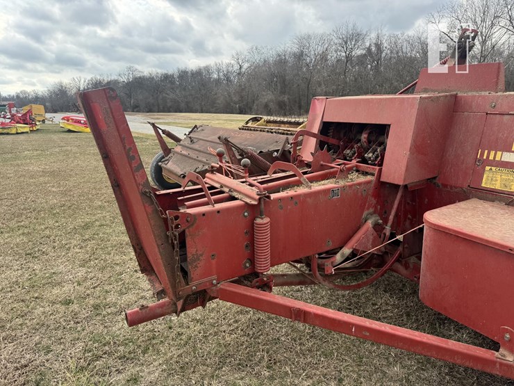 new-holland-570-image-7