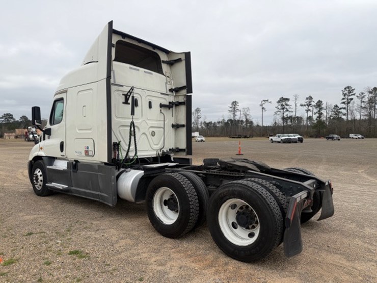 #226-•-2018-freightliner-cascadia-image-4