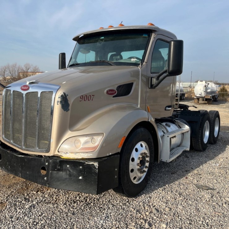 2017 PETERBILT 579