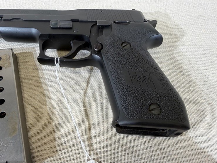 #231-•-sig-sauer-p220-pistol-image-31