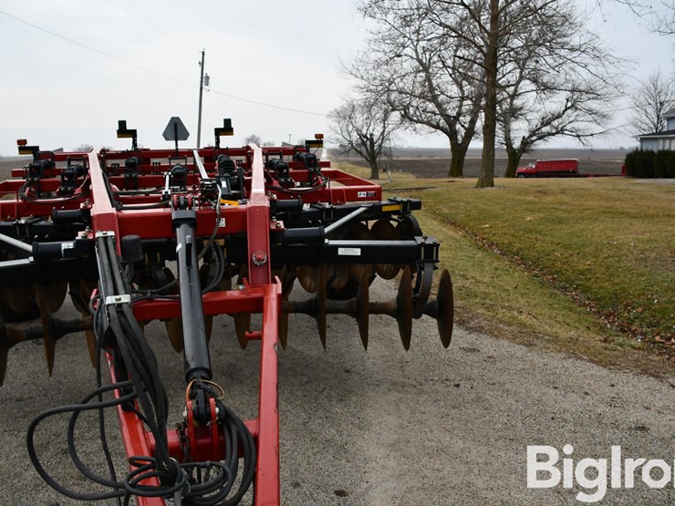case-ih-870-ecolo-tiger-7-shank-disk-ripper-image-12
