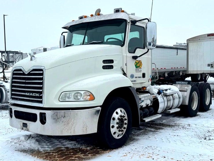 2018-mack-cxu613-day-cab-image-1