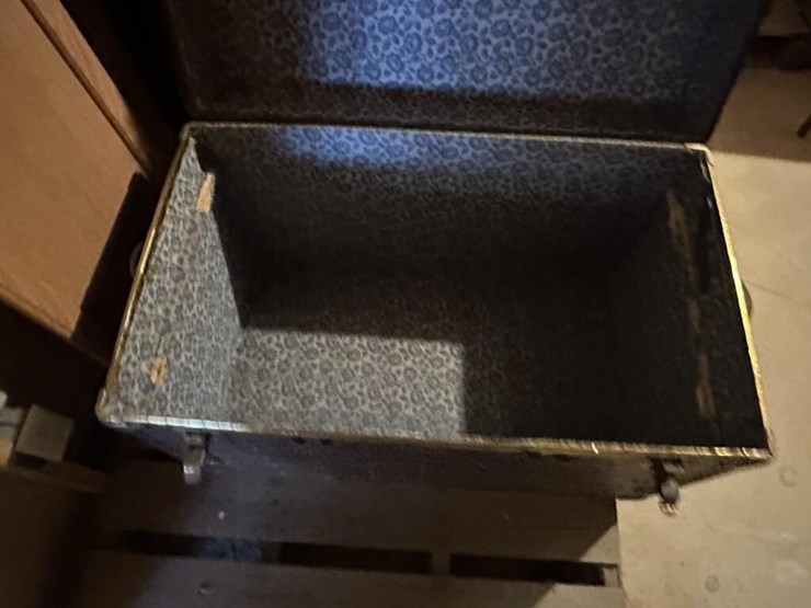 vintage-wooden-chest-image-4