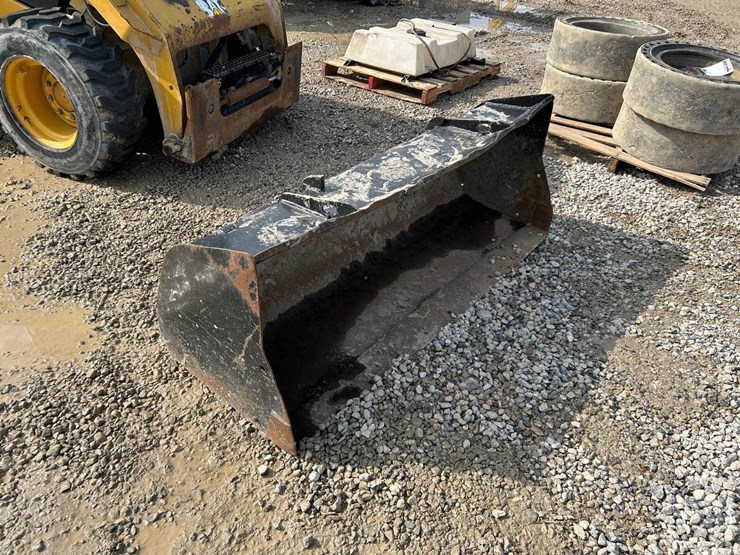 66”-skid-steer-bucket-image-4