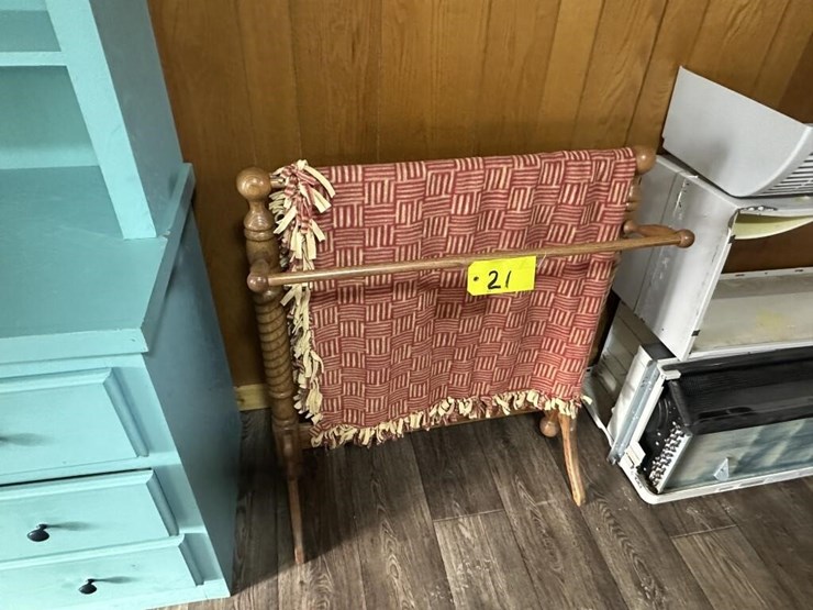 oak-quilt-rack-stand-image-1